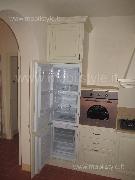 Vista frontale frigo aperto e forno